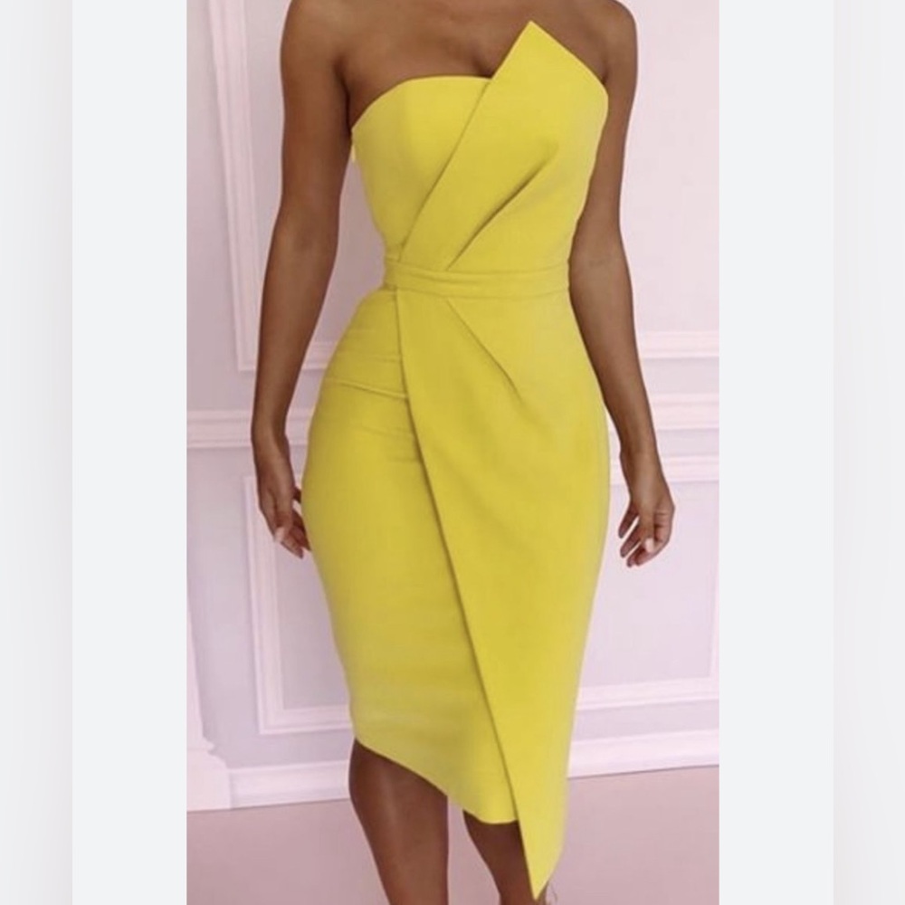 Boohoo
Beautiful yellow dress